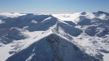 Bulgaristan 'ın Polezhan ve Bezbog Tepeleri yakınlarındaki Pirin Dağı' nın İnanılmaz Hava Kış Manzarası