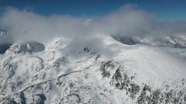 Bulgaristan 'ın Polezhan ve Bezbog Tepeleri yakınlarındaki Pirin Dağı' nın İnanılmaz Hava Kış Manzarası