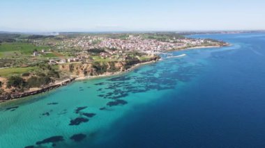 Nea Fokea, Chalkidiki, Orta Makedonya ve Yunanistan yakınlarındaki Kassandra kıyı şeridinin inanılmaz manzarası