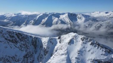 Bulgaristan 'ın Musala zirvesi yakınlarındaki Rila Dağı' nın şaşırtıcı hava kışı manzarası