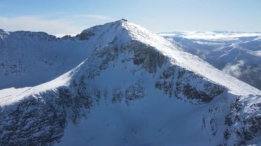 Bulgaristan 'ın Musala zirvesi yakınlarındaki Rila Dağı' nın şaşırtıcı hava kışı manzarası