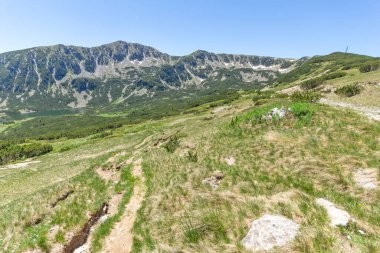 Bulgaristan 'ın Granchar Gölü yakınlarındaki Rila Dağı' nın İnanılmaz Yaz Manzarası