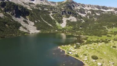 Bulgaristan 'ın Granchar Gölü yakınlarındaki Rila Dağı' nın İnanılmaz Yaz Manzarası