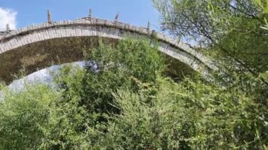 Pindus Dağları 'ndaki Ortaçağ Plakidas (Kalogeriko) Köprüsü, Zagori, Epirus, Yunanistan