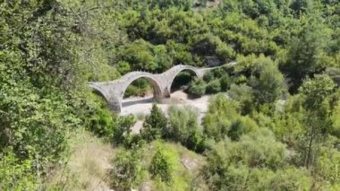 Pindus Dağları 'ndaki Ortaçağ Plakidas (Kalogeriko) Köprüsü, Zagori, Epirus, Yunanistan