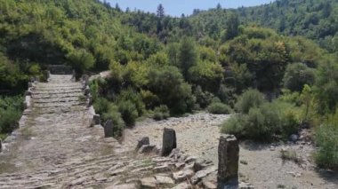 Pindus Dağları 'ndaki Ortaçağ Plakidas (Kalogeriko) Köprüsü, Zagori, Epirus, Yunanistan
