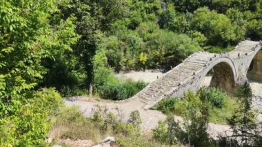 Pindus Dağları 'ndaki Ortaçağ Plakidas (Kalogeriko) Köprüsü, Zagori, Epirus, Yunanistan