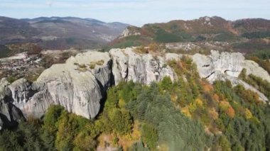 Belintash 'ın havadan sonbahar manzarası - Bulgaristan' ın Rodop Dağları 'ndaki tanrı Sabazios' a adanmış antik tapınak