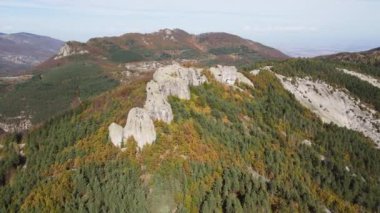 Belintash 'ın havadan sonbahar manzarası - Bulgaristan' ın Rodop Dağları 'ndaki tanrı Sabazios' a adanmış antik tapınak