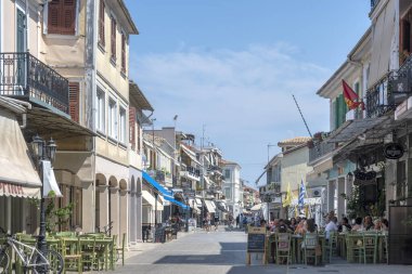 LEFKADA TOWN, GREECE - 26 AĞUSTOS 2023: Tipik Sokak ve Yunanistan 'ın İyon Adaları kentindeki bina