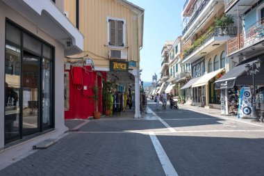 LEFKADA TOWN, GREECE - 26 AĞUSTOS 2023: Tipik Sokak ve Yunanistan 'ın İyon Adaları kentindeki bina