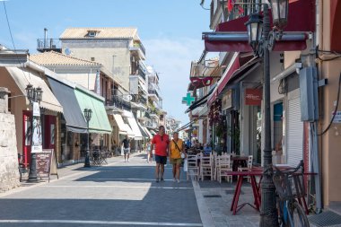 LEFKADA TOWN, GREECE - 26 AĞUSTOS 2023: Tipik Sokak ve Yunanistan 'ın İyon Adaları kentindeki bina