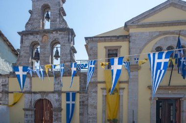 LEFKADA TOWN, GREECE - 26 AĞUSTOS 2023: Tipik Sokak ve Yunanistan 'ın İyon Adaları kentindeki bina