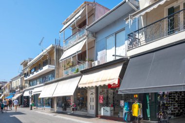 LEFKADA TOWN, GREECE - 26 AĞUSTOS 2023: Tipik Sokak ve Yunanistan 'ın İyon Adaları kentindeki bina