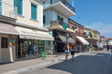 LEFKADA TOWN, GREECE - 26 AĞUSTOS 2023: Tipik Sokak ve Yunanistan 'ın İyon Adaları kentindeki bina