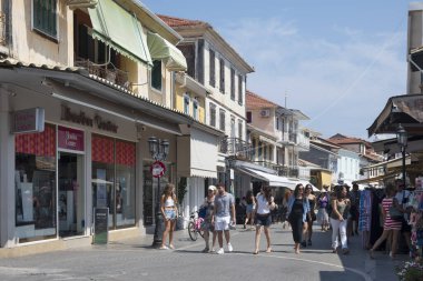 LEFKADA TOWN, GREECE - 26 AĞUSTOS 2023: Tipik Sokak ve Yunanistan 'ın İyon Adaları kentindeki bina
