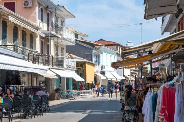 LEFKADA TOWN, GREECE - 26 AĞUSTOS 2023: Tipik Sokak ve Yunanistan 'ın İyon Adaları kentindeki bina