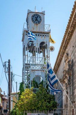 LEFKADA TOWN, GREECE - 26 AĞUSTOS 2023: Tipik Sokak ve Yunanistan 'ın İyon Adaları kentindeki bina