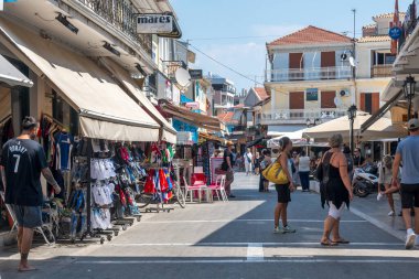 LEFKADA TOWN, GREECE - 26 AĞUSTOS 2023: Tipik Sokak ve Yunanistan 'ın İyon Adaları kentindeki bina