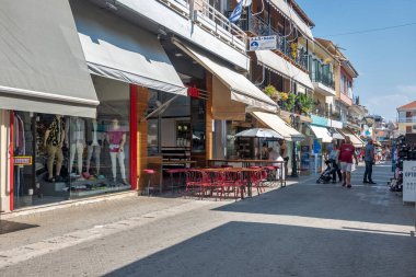 LEFKADA TOWN, GREECE - 26 AĞUSTOS 2023: Tipik Sokak ve Yunanistan 'ın İyon Adaları kentindeki bina