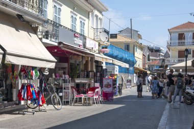 LEFKADA TOWN, GREECE - 26 AĞUSTOS 2023: Tipik Sokak ve Yunanistan 'ın İyon Adaları kentindeki bina