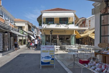LEFKADA TOWN, GREECE - 26 AĞUSTOS 2023: Tipik Sokak ve Yunanistan 'ın İyon Adaları kentindeki bina