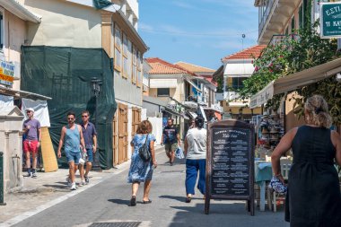LEFKADA TOWN, GREECE - 26 AĞUSTOS 2023: Tipik Sokak ve Yunanistan 'ın İyon Adaları kentindeki bina
