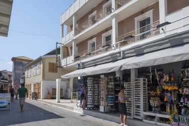 LEFKADA TOWN, GREECE - 26 AĞUSTOS 2023: Tipik Sokak ve Yunanistan 'ın İyon Adaları kentindeki bina