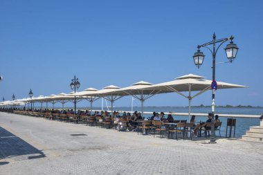 LEFKADA TOWN, GREECE - 26 AĞUSTOS 2023: Tipik Sokak ve Yunanistan 'ın İyon Adaları kentindeki bina