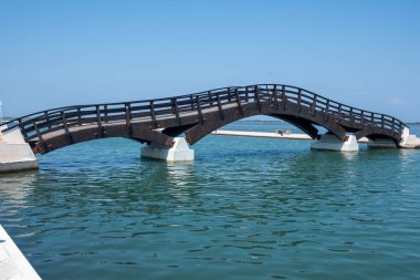 LEFKADA TOWN, GREECE - 26 AĞUSTOS 2023: Tipik Sokak ve Yunanistan 'ın İyon Adaları kentindeki bina