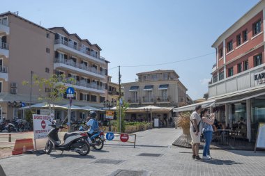 LEFKADA TOWN, GREECE - 26 AĞUSTOS 2023: Tipik Sokak ve Yunanistan 'ın İyon Adaları kentindeki bina