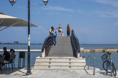 LEFKADA TOWN, GREECE - 26 AĞUSTOS 2023: Tipik Sokak ve Yunanistan 'ın İyon Adaları kentindeki bina