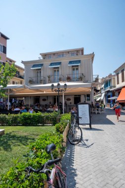 LEFKADA TOWN, GREECE - 26 AĞUSTOS 2023: Tipik Sokak ve Yunanistan 'ın İyon Adaları kentindeki bina