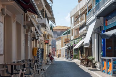LEFKADA TOWN, GREECE - 26 AĞUSTOS 2023: Tipik Sokak ve Yunanistan 'ın İyon Adaları kentindeki bina