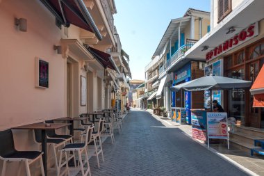 LEFKADA TOWN, GREECE - 26 AĞUSTOS 2023: Tipik Sokak ve Yunanistan 'ın İyon Adaları kentindeki bina