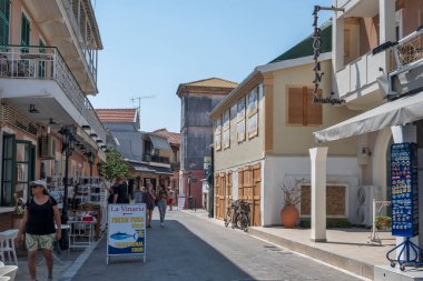 LEFKADA TOWN, GREECE - 26 AĞUSTOS 2023: Tipik Sokak ve Yunanistan 'ın İyon Adaları kentindeki bina