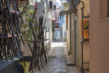 LEFKADA TOWN, GREECE - 26 AĞUSTOS 2023: Tipik Sokak ve Yunanistan 'ın İyon Adaları kentindeki bina