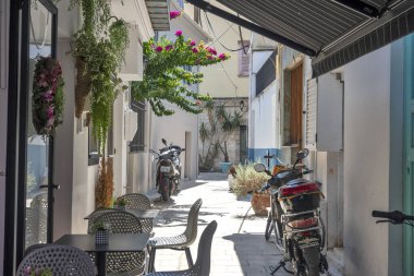 LEFKADA TOWN, GREECE - 26 AĞUSTOS 2023: Tipik Sokak ve Yunanistan 'ın İyon Adaları kentindeki bina