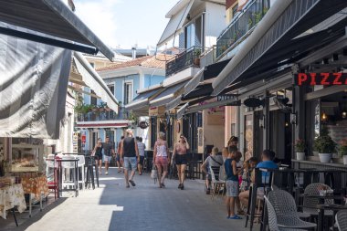 LEFKADA TOWN, GREECE - 26 AĞUSTOS 2023: Tipik Sokak ve Yunanistan 'ın İyon Adaları kentindeki bina