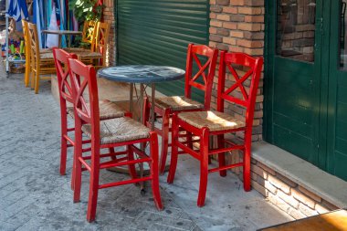 LEFKADA TOWN, GREECE - 26 AĞUSTOS 2023: Tipik Sokak ve Yunanistan 'ın İyon Adaları kentindeki bina