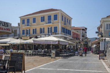 LEFKADA TOWN, GREECE - 26 AĞUSTOS 2023: Tipik Sokak ve Yunanistan 'ın İyon Adaları kentindeki bina