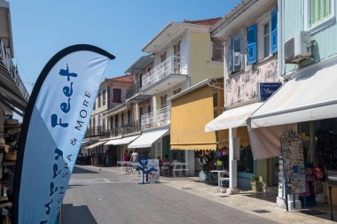 LEFKADA TOWN, GREECE - 26 AĞUSTOS 2023: Tipik Sokak ve Yunanistan 'ın İyon Adaları kentindeki bina