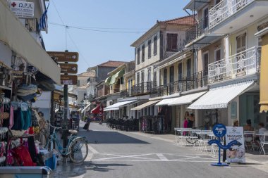 LEFKADA TOWN, GREECE - 26 AĞUSTOS 2023: Tipik Sokak ve Yunanistan 'ın İyon Adaları kentindeki bina