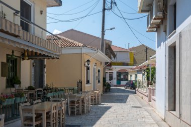 LEFKADA TOWN, GREECE - 26 AĞUSTOS 2023: Tipik Sokak ve Yunanistan 'ın İyon Adaları kentindeki bina