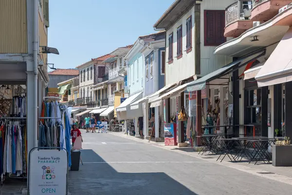 LEFKADA TOWN, GREECE - 26 AĞUSTOS 2023: Tipik Sokak ve Yunanistan 'ın İyon Adaları kentindeki bina