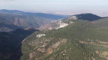 Bulgaristan 'ın Filibe Bölgesi, Rodop Dağları' ndaki Kızıl Duvar Biyosfer rezervinin hava görüntüsü