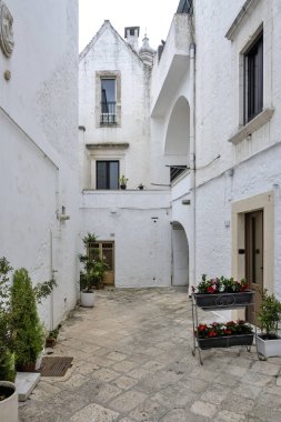 İtalya 'nın Apulia Bölgesi, Locorotondo şehrinin muhteşem manzarası.