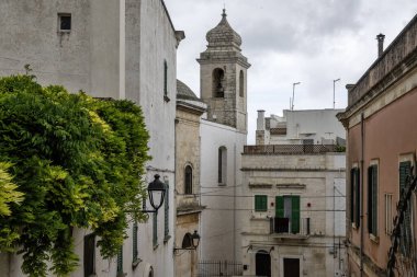 İtalya 'nın Apulia Bölgesi, Locorotondo şehrinin muhteşem manzarası.