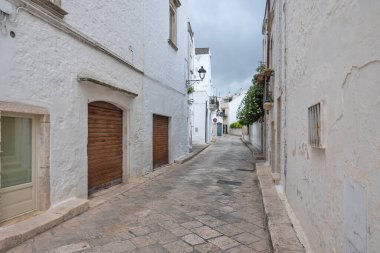 İtalya 'nın Apulia Bölgesi, Locorotondo şehrinin muhteşem manzarası.