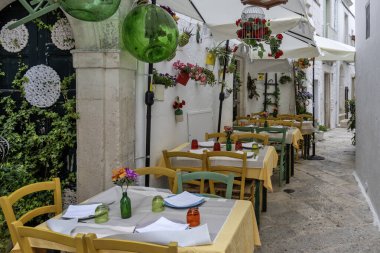 İtalya 'nın Apulia Bölgesi, Locorotondo şehrinin muhteşem manzarası.